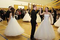 Desátý ples v novodobé historii tupeské základní školy se vydařil.