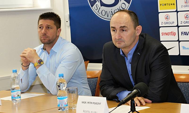 Cílem fotbalistů Slovácka i i přes povedený konec podzimu zůstává záchrana ve FORTUNA:LIZE. Na snímku Petr Pojezný a Veliče Šumulikoski.