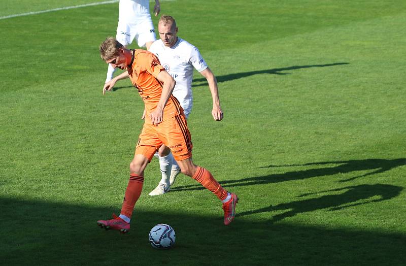 Fotbalisté Slovácka (bílé dresy) ve 30. kole FORTUNA:LIGY vyzvali Mladou Boleslav.