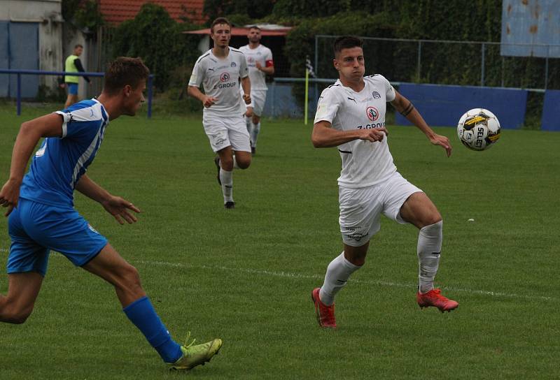 Fotbalisté Slovácka B (bílé dresy) ve 4. kole MSFL deklasovali Vítkovice 6:0.