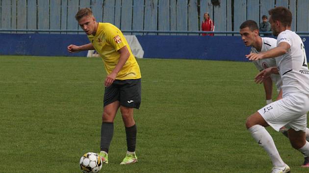 Záložník Kroměříže Adam Houser (ve žlutém dresu) při zápase proti Slovácku B.  