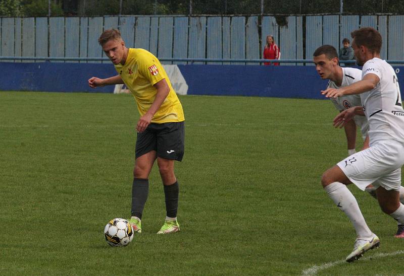 Fotbalisté Kroměříže (žluté dresy) remizovali v Kunovicích s domácím Slováckem B 3:3.