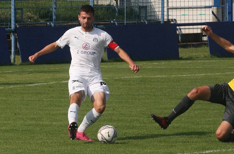 Fotbalisté Slovácka B (bílé dresy) ve 4. kole MSFL zdolali Hanáckou Slavii Kroměříž 1:0.