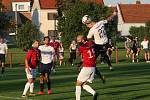 Derby fotbalistů Uherského Brodu (červené dresy) s béčkem Slovácka