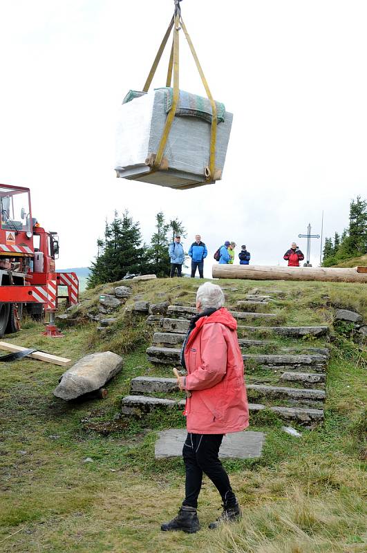 Žulový oltář u Vřesové studánky usadil velehradský sochař Otmar Oliva s kamarády.