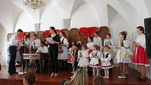 Celkem šestero diplomů a věcných cen rozdali v neděli 30. března odpoledne v Uherském Ostrohu organizátoři vítězům pátého ročníku pěvecké soutěže s názvem Ostrožský skřivánek.
