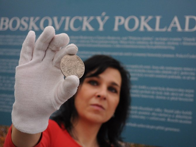 Boskovický poklad obsahuje mimo jiné i tuto stříbrnou tolarovou minci o průměru 4 cm a hmotnosti cca 28 gramů. 