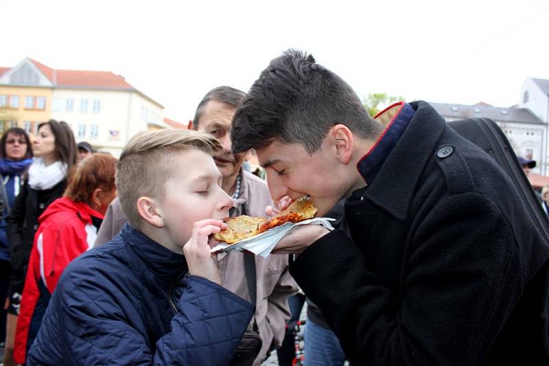 NA TRHU. Velikonoční jarmark v Hradišti, tradiční a hlavně otevřený všem.  