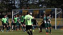 Derby fotbalistů Dolního Němčí (světle zelené dresy) s Nivnicí skončil v I. A třídě nerozhodně 2:2.