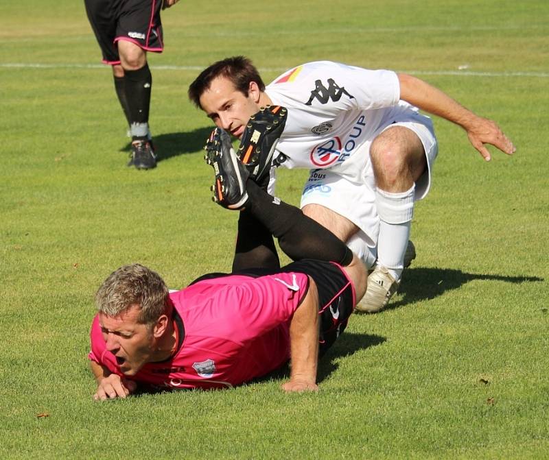 Někdejší ligový obránce Miloslav Penner (v tmavém) poznal, jak bolí fotbal v okresním přeboru. Jeho Hluk B navíc na hřišti Slovácka C prohrál 1:3.