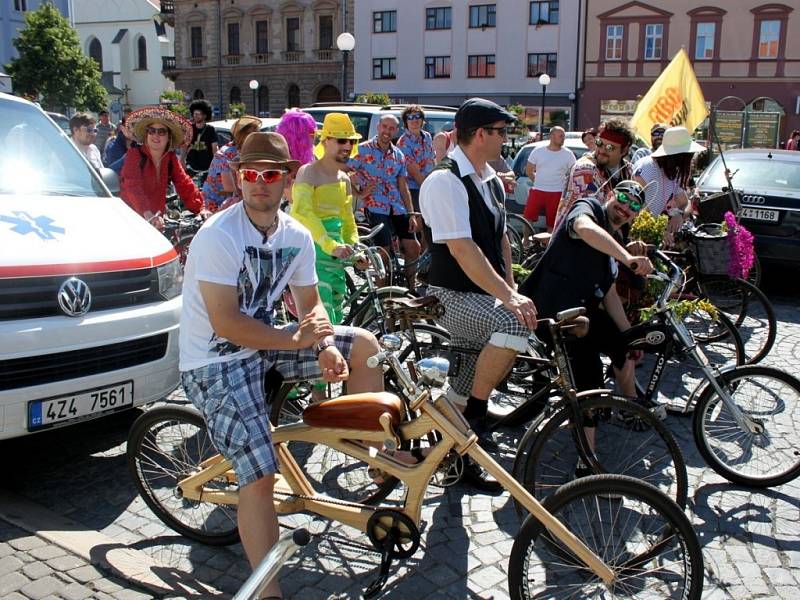 U orlovny na Mariánském náměstí se v sobotu sešlo třicet pět recesistů na bicyklech, aby se vydali na 40. ročník jízdy Giro de Pivko. 