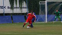 Fotbalisté Kunovic (modré dresy) ve 3. kole krajské I. A třídy skupiny B podlehli Újezdci 1:4.