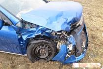 Řidič dostal u Částkova smyk a narazil do protijedoucího auta. Oba řidiči skončili se zraněními v nemocnici; úterý 1. srpna 2023