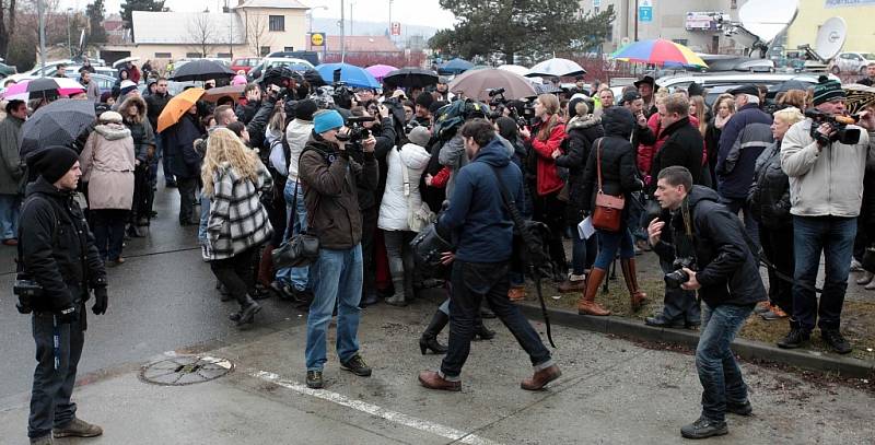 Pietního aktu na místě tragédie v Uherském Brodě se zúčastnily stovky lidí.