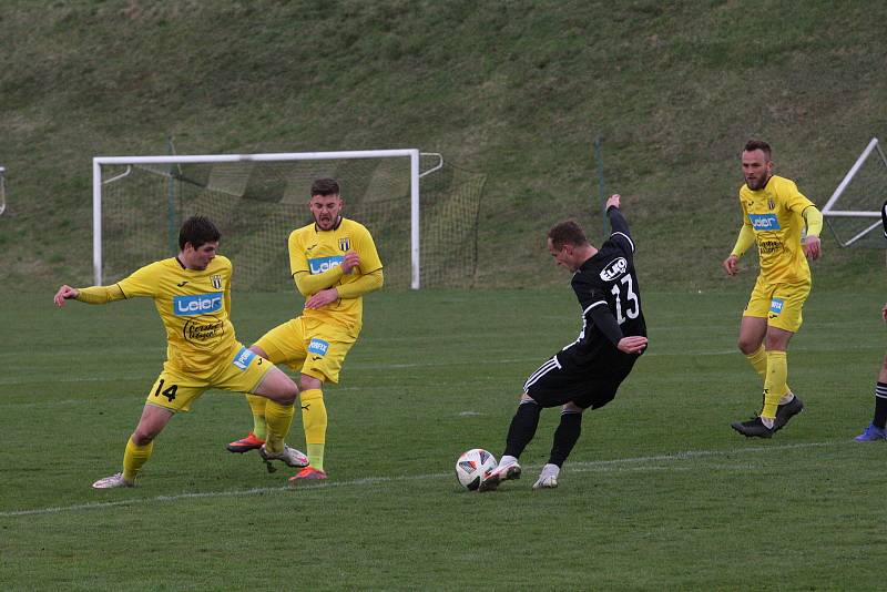 Fotbalisté Strání (žluté dresy) v sobotním souboji nejhorších týmů divize E doma prohráli s Holešovem 1:2.