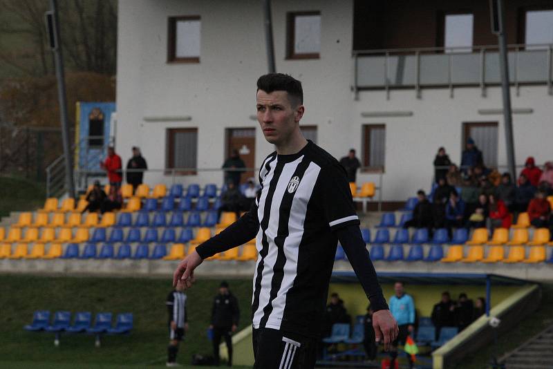 Fotbalisté Strání (žluté dresy) v sobotním souboji nejhorších týmů divize E doma prohráli s Holešovem 1:2.