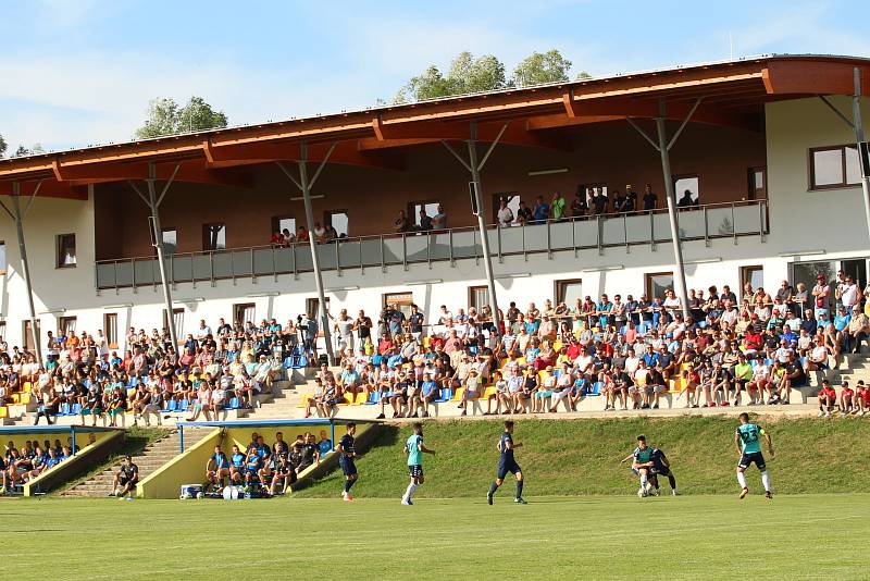 Fotbalisté Slovácka (modré dresy) v předposledním přípravném zápase podlehli na hřišti Strání slovenské Senici 1:2.