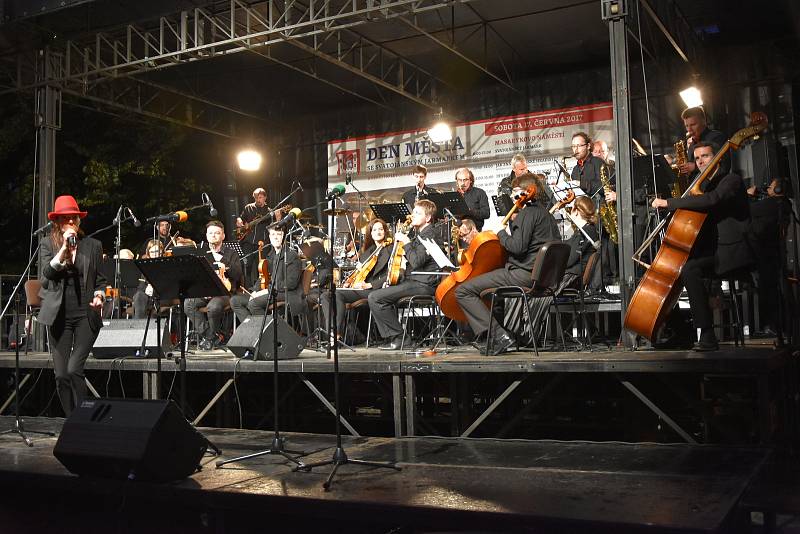 Den města ukončil koncert F-durr Jazzbandu a Slováckého komorního orchestru.