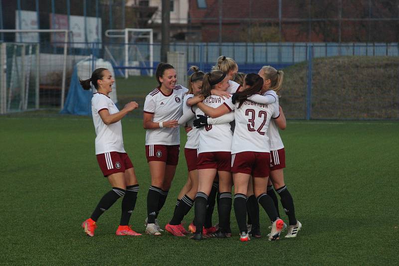 Fotbalistky Slovácka (modré dresy) ve středeční dohrávce 3. kola první ženské ligy prohrály s pražskou Spartou 1:6. Utkání se hrálo na umělé trávě v Kunovicích.