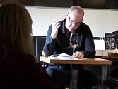 Robert Bellan při křtu knihy Normální debil 2 v hradišťském Jiné Café.