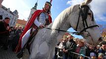 Žehnání svatomartinského vína na náměstí v Uherském Hradišti.