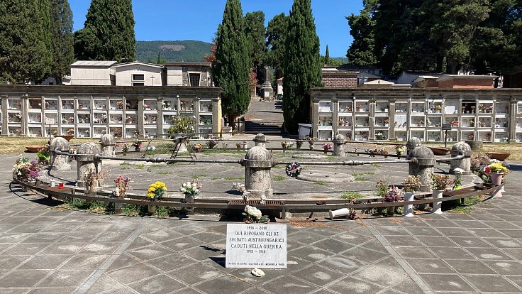Celkový pohled na společný hrob rakousko-uherských zajatců ve Velletri nedaleko Říma