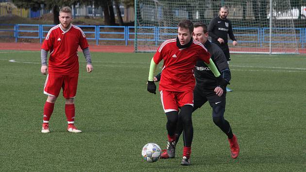 Fotbalisté Dolního Němčí (černé dresy) na zimním turnaji v Uherském Brodě dál čekají na první výhru. 