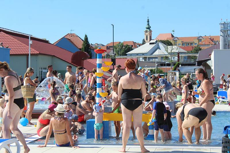 Venkovní bazény CPA Delfín v Uherském Brodě se dočkaly slavnostního otevření. Dorazily na dva tisíce lidí.