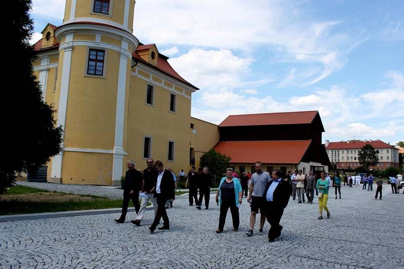 V areálu velehradského Vincentina byla slavnostně otevřena přístupová komunikace k historickému centru poutní obce.