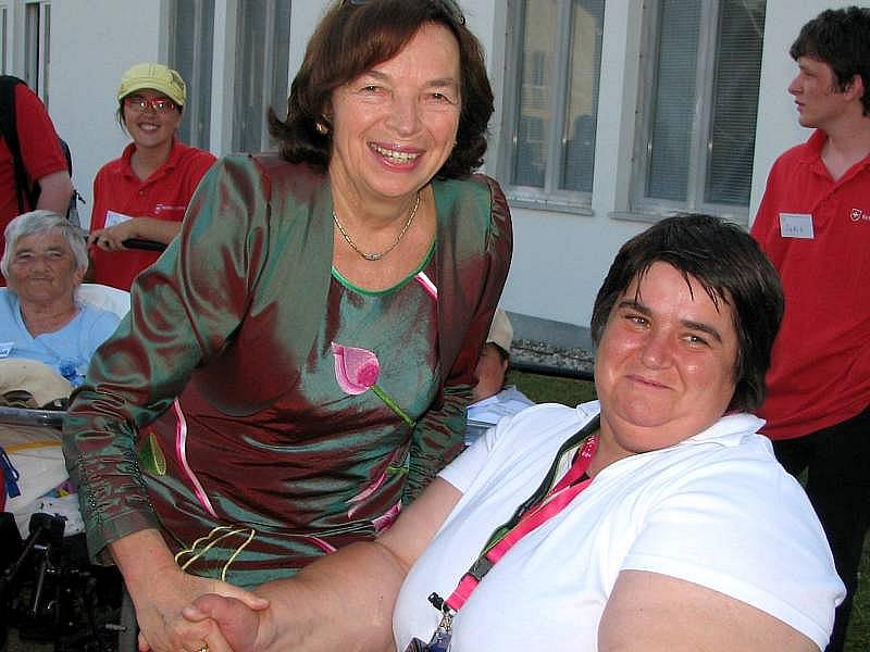 Slovácký deník | Livie Klausová si potřepala rukou s paralympijskou  vítězkou Evou Kacanu. | fotogalerie