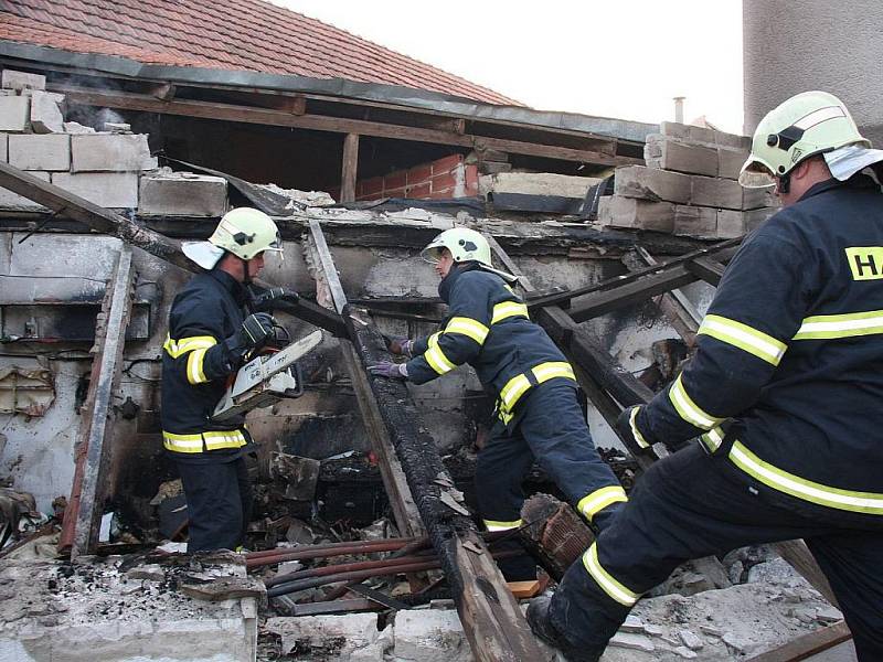 K tragickému výbuchu a požáru v garáži u rodinného domu došlo ve čtvrtek 22. dubna kolem 17.30 v Hluku. V sutinách zahynul pětadvacetiletý muž.