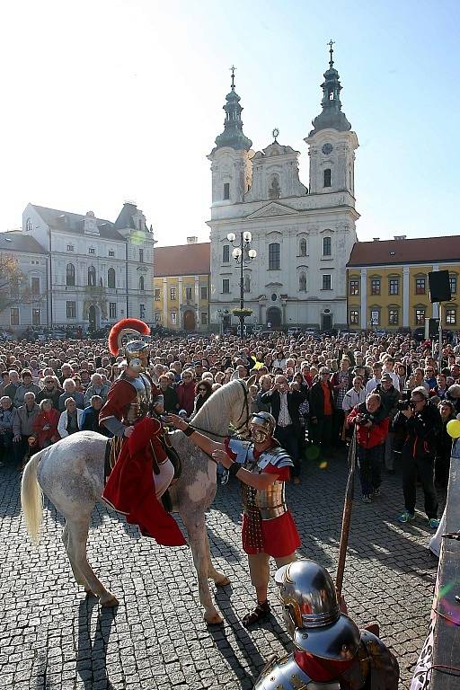 Žehnání svatomartinských vín na náměstí v Uherském Hradišti.