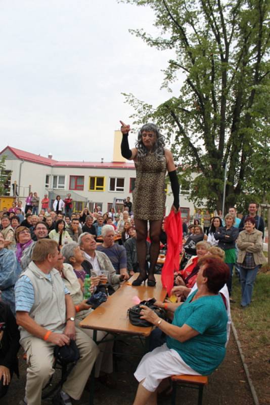 Josef Gejdoš se předváděl na stolech, mezi nimi i na mole. Z přehlídky si odnesl prvenství.