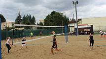 TURNAJ PRO AFRIKU. 26 týmů z Česka se v Uherském Hradišti zúčastnilo turnaje smíšených dvojic Afrika Beach Open.