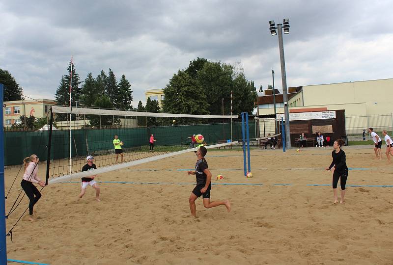 TURNAJ PRO AFRIKU. 26 týmů z Česka se v Uherském Hradišti zúčastnilo turnaje smíšených dvojic Afrika Beach Open.