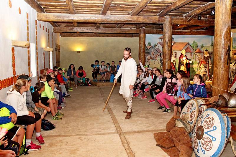 Archeoskanzen na Modré žil po dobu dvou týdnů programem pro školy s názvem Velká Morava.