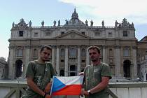 Michal Kopčil a Radek Kubík se na babettách vypravili do Vatikánu.