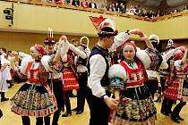 Ozdobou krojového plesu v Babicích byla v sobotu česká beseda
