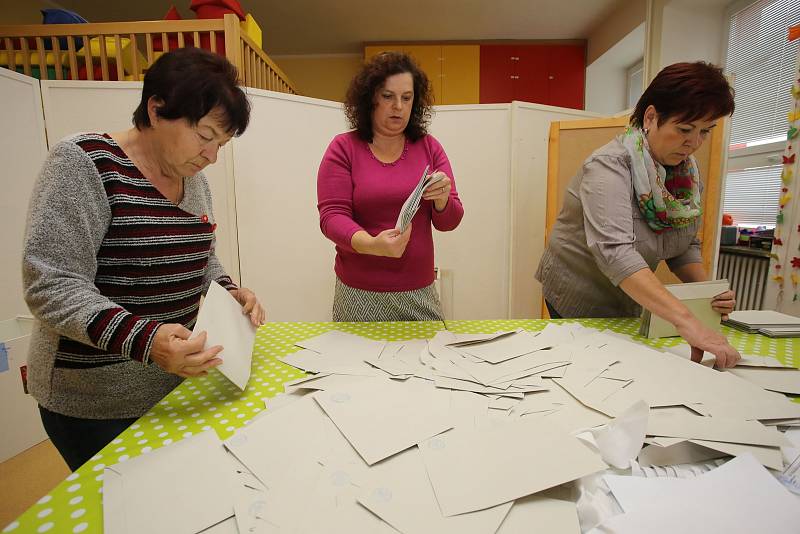Volby 2017  Sčítání hlasů v Březolupech.