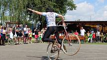 Sportovní podnik Na kole dětem přivedl cyklistický peloton také do Drslavic