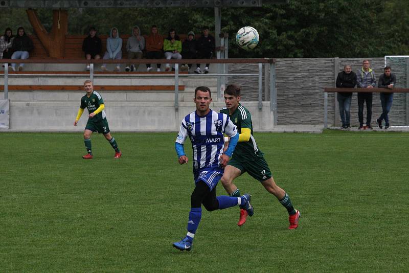 Fotbalisté Nivnice (zelené dresy) doma otočili zápas 7. kola I. A třídy skupiny B, Nedachlebice zdolali 2:1.