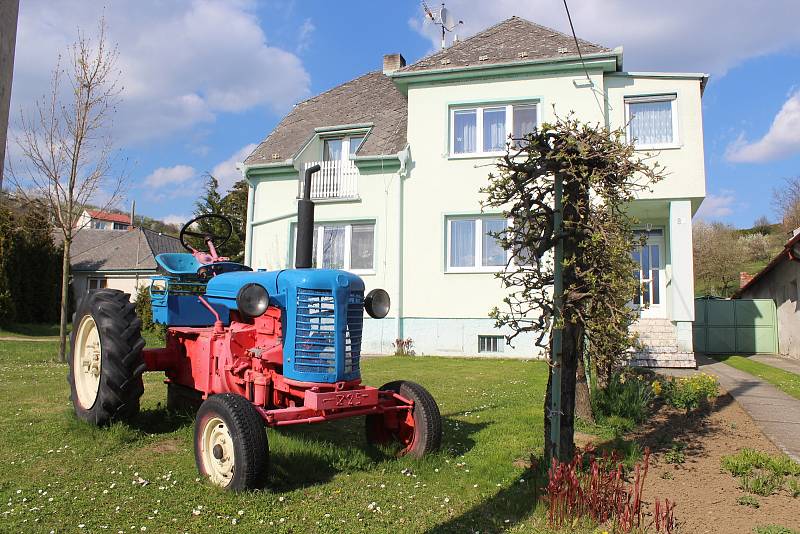 Originální muzeum zemědělských strojů Václava Stodůlky a jeho rodiny se nachází v ořechovském bývalém lomu za zahradou domu.