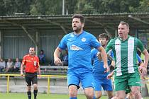 Fotbalisté Ostrožské Nové Vsi (zelenobílé dresy) v 11. kole I. B třídy skupiny C podlehli vedoucími Ořechovu 0:1.