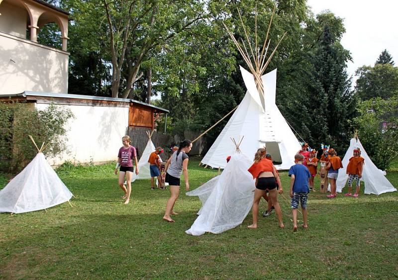 Malí indiáni osídlili hradišťskou Zahradu lišky Bystroušky