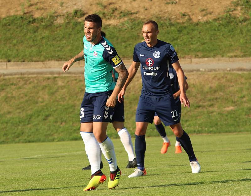 Fotbalisté Slovácka (modré dresy) v předposledním přípravném zápase podlehli na hřišti Strání slovenské Senici 1:2.