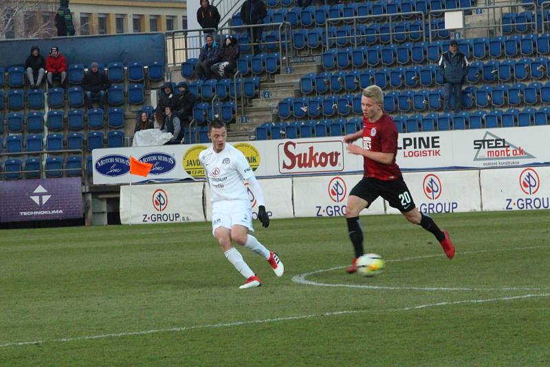 Fotbalisté Slovácka (v bílých dresech) se ve šlágru 18. kola HET ligy utkali se Spartou Praha. Televizní duel ovlivnilo mrazivé počasí. Foto: Deník/Stanislav Dufka