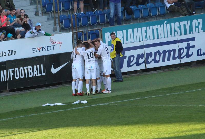 Fotbalisté Slovácka (v bílých dresech) v důležitém záchranářském souboji udolali Zbrojovku Brno 1:0 a přiblížili se záchraně HET ligy.