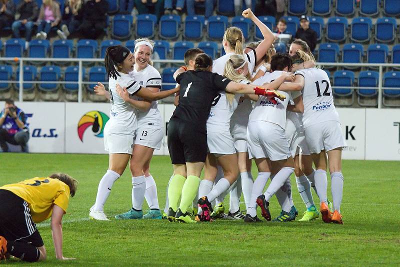 Fotbalistky Slovácka (v bílých dresech) zdolaly na Městském stadionu Horní Heršpice 2:1. Foto: Petr Zapletal