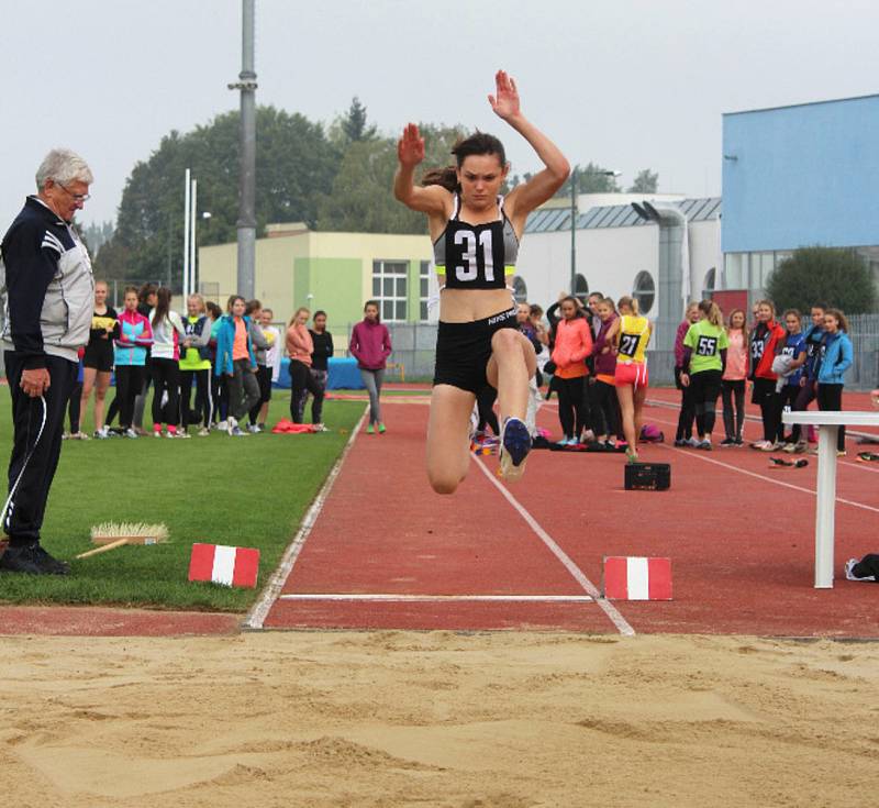 Závodníci z patnácti škol z celého okresu se na atletické stadionu v Uherském Hradišti utkali na 16. ročníku atletického čtyřboje „O pohár starosty města Uherské Hradiště.