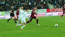 Fotbalisté Slovácka (bílé dresy) ve šlágru 15. kola FORTUNA:LIGY přehráli Spartu 4:0.
